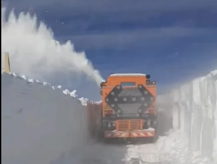 Stratul de zăpadă de pe Transalpina a atins chiar şi doi metri înălţime                       FOTO: CNAIR