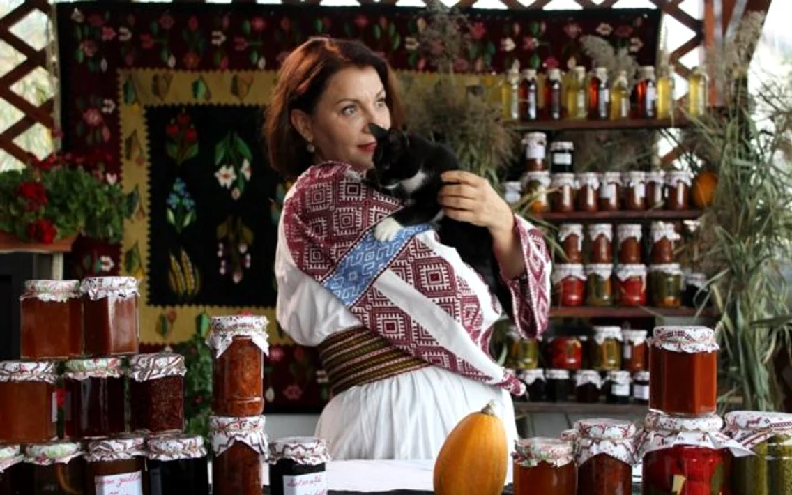 Nicoleta Ene jurnalista Europa FM care promovează Zilele Recoltei şi bucatele din propria cămară Foto FB Ene Nicoleta 