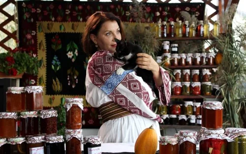 Nicoleta Ene jurnalista Europa FM care promovează Zilele Recoltei şi bucatele din propria cămară Foto FB Ene Nicoleta 
