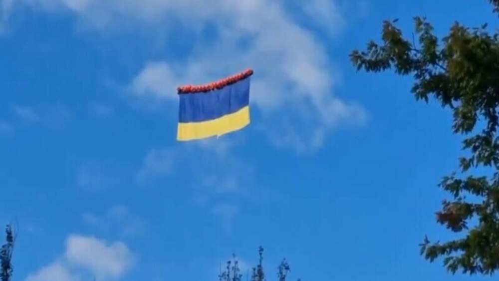 Cum i-au păcălit ucrainenii pe soldații ruși să-și dezvăluie poziția. Un steag legat de baloane i-a scos din bârlog VIDEO