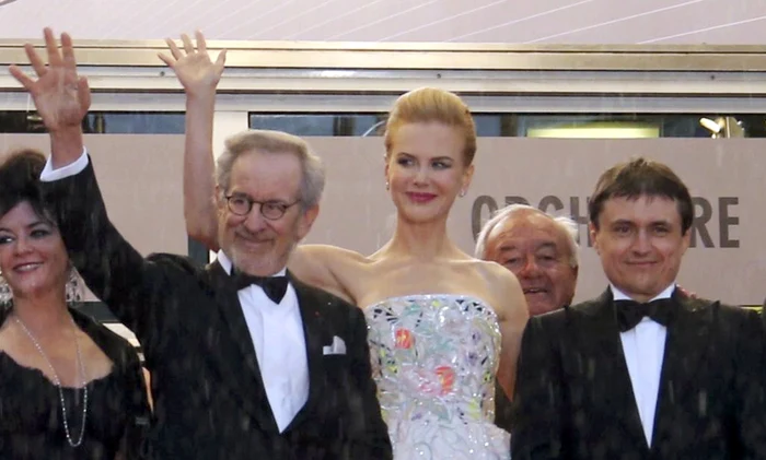 Preşedintele juriului Festivalului de Film de la Cannes, Steven 
Spielberg, alături de membrii juriului - actriţa Nicole Kidman şi 
producătorul de film şi regizorul român Cristian Mungiu FOTO Reuters