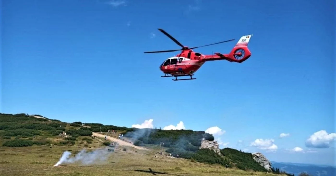 O femeie a fost salvată din Munţii Piatra Craiului cu ajutorul unui elicopter FOTO Adevărul