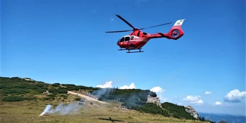 O femeie a fost salvată din Munţii Piatra Craiului cu ajutorul unui elicopter FOTO Adevărul