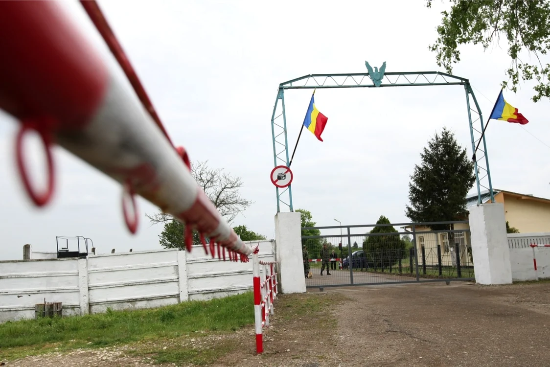 Intrarea în baza militară din comuna Deveselu (Olt), unde se află părţi scutul american antirachetă FOTO Adevărul
