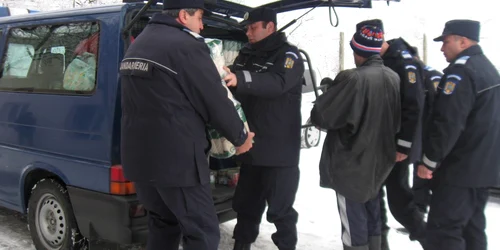 Jandarmii au adus zahăr, ulei, făină, orez şi parte făinoase
