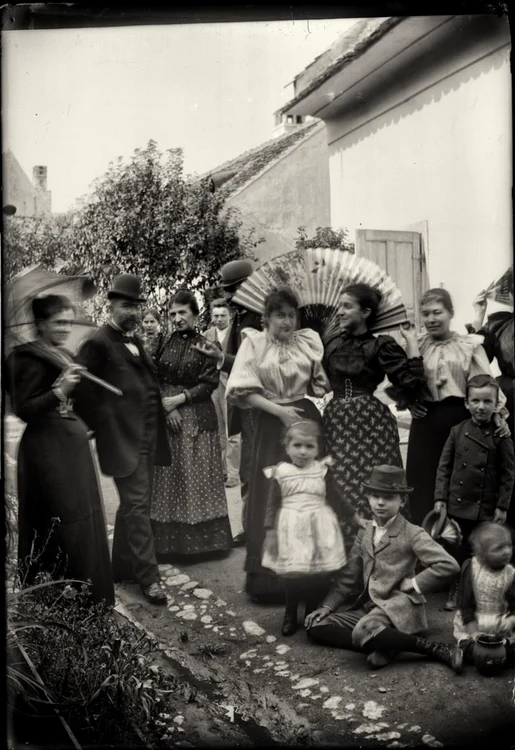 Locuitori în ţinute elegante, fotografiaţi de A. Cserni. Foto: Muzeul Unirii