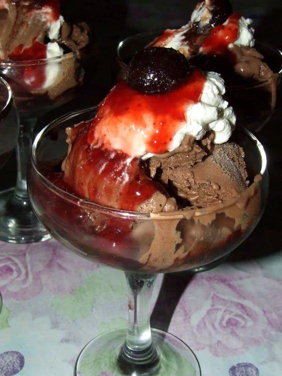 
    Îngheţată de cicolată  