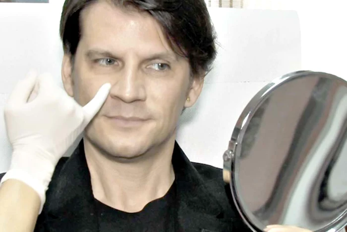 Cea care are grijă de cântăreţ este iubita lui, Dana Miricioiu, chirurg plastician