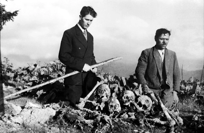 În 1936, Corneliu Codreanu îngenunchează printre oasele soldaților uciși în război GettyImages