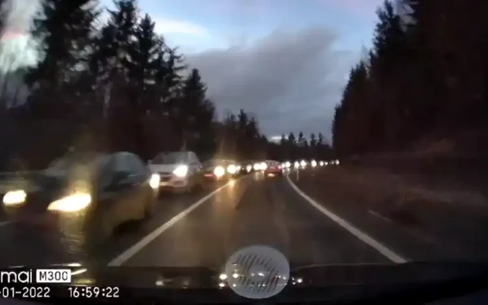 Traficul se desfășoară cu dificultate în Valea Buzăului Sursă foto: InfoTrafic 