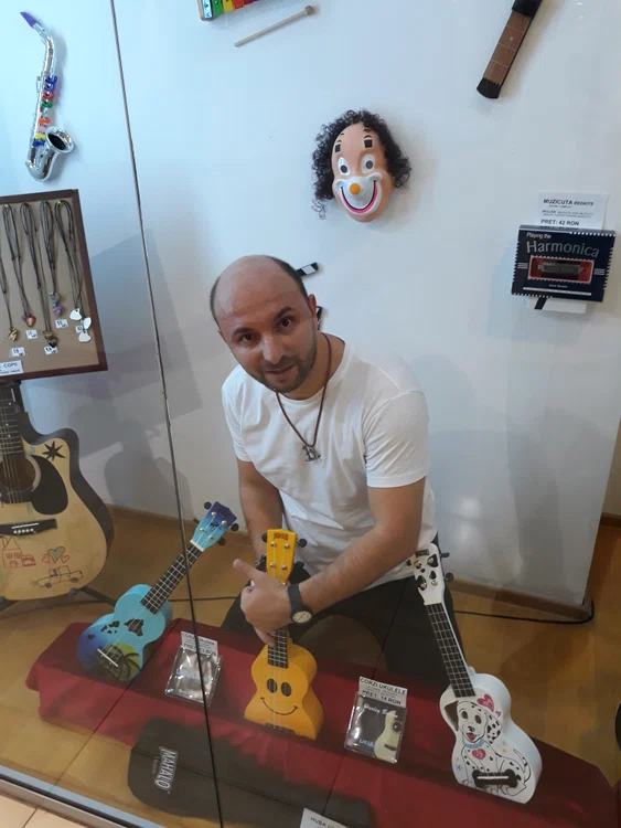Marius Gheorghiu îi amuză și îi inițiază pe cei mici în tainele artei