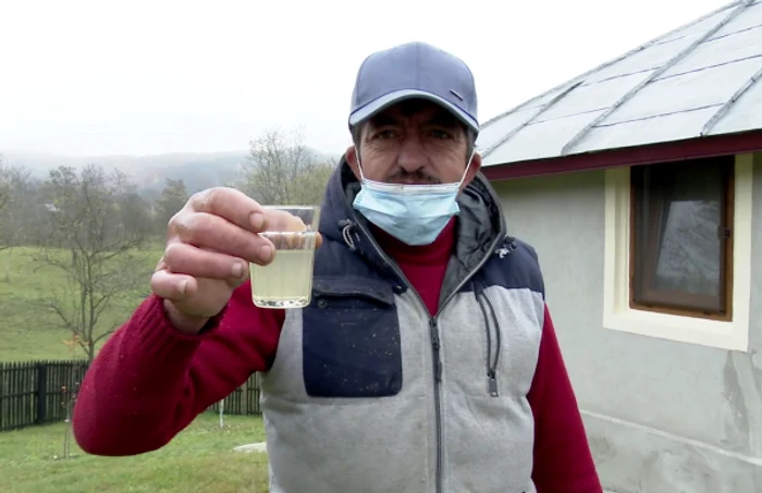 Domnul Gheorghiţă se ”vaccinează” dimineaţa cu o ţuică Foto Iulian Bunilă