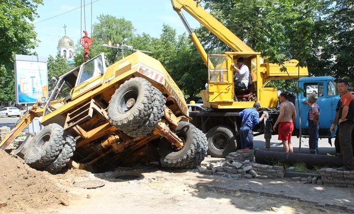 Vehiculul a fost scos din şanţ cu ajutorul unei automacarale Foto: Tudor Iovu