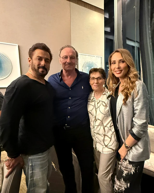 Iulia cu părinții și Salman 