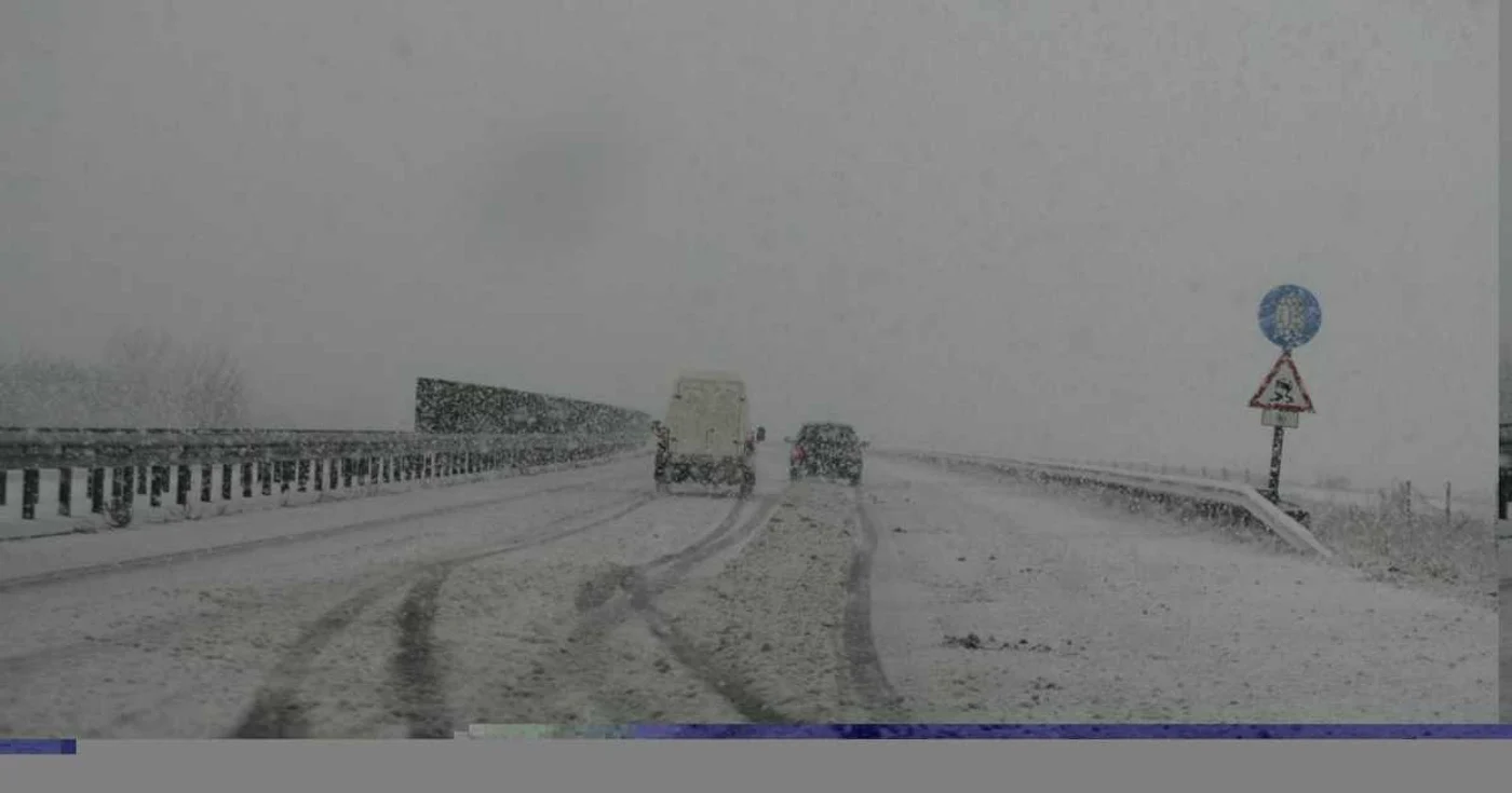Pe A2 ninge fără oprire de mai bine de trei ore 