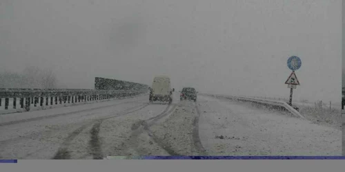 Pe A2 ninge fără oprire de mai bine de trei ore