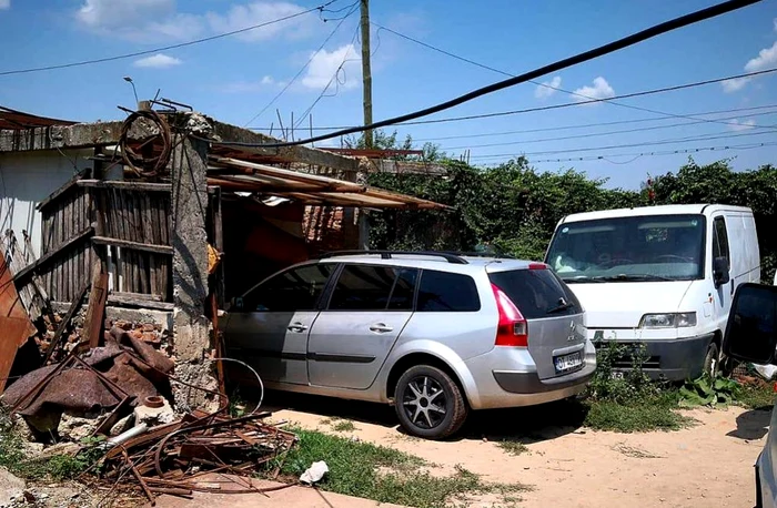 Mai multe mașini din curtea lui Dincă au fost ridicate pentru noi expertizeFoto: Arhivă