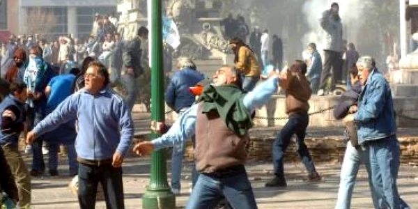VIDEO Argentina: Locuitorii înfometaţi din Ciaco s-au bătut cu poliţia