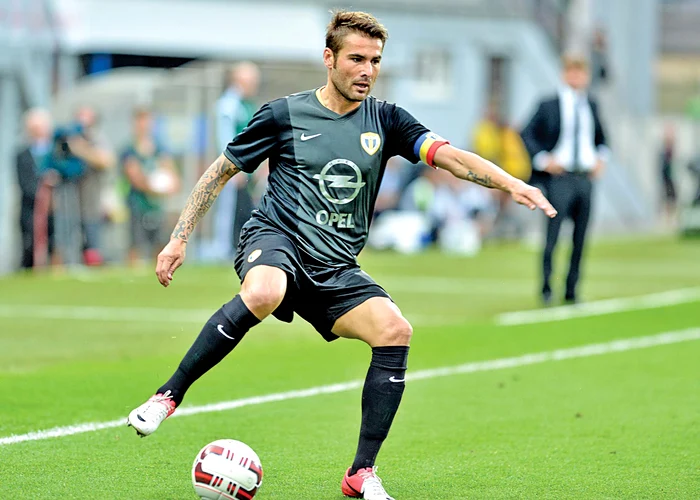 
    Căpitan la Petrolul,  Adi Mutu a marcat  pentru prahoveni  şi în campionat, şi în Liga EuropaFoto: Răzvan Păsărică  