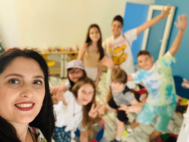 Tânăra care învață adulții să fie părinți și vindecă copiii de traume prin comunicare relațională