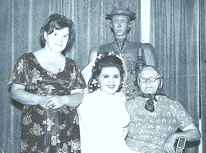 Artista, alături de una dintre surori și de mamă