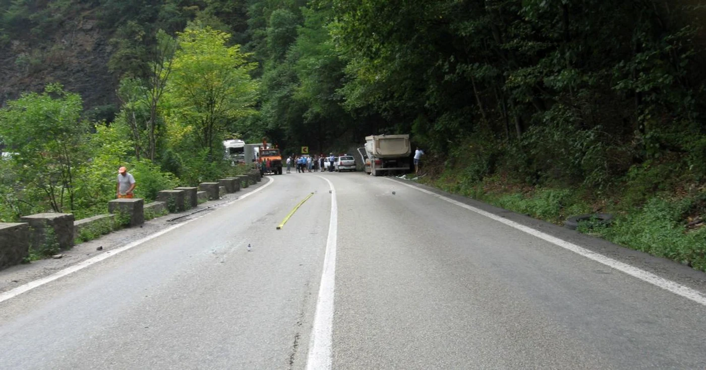 Un automarfar defect a blocat serios traficul pe DN 6