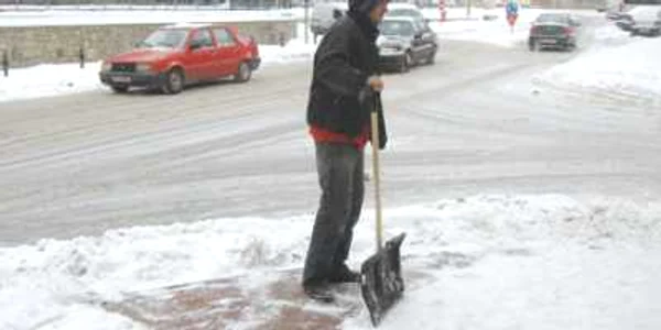 Puţini administratori de magazine au pus mâna pe lopată ca să cureţe zăpada