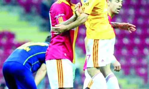 Culio, îmbrăţişat de  Kazim Kazim după  golul cu Bucaspor jpeg