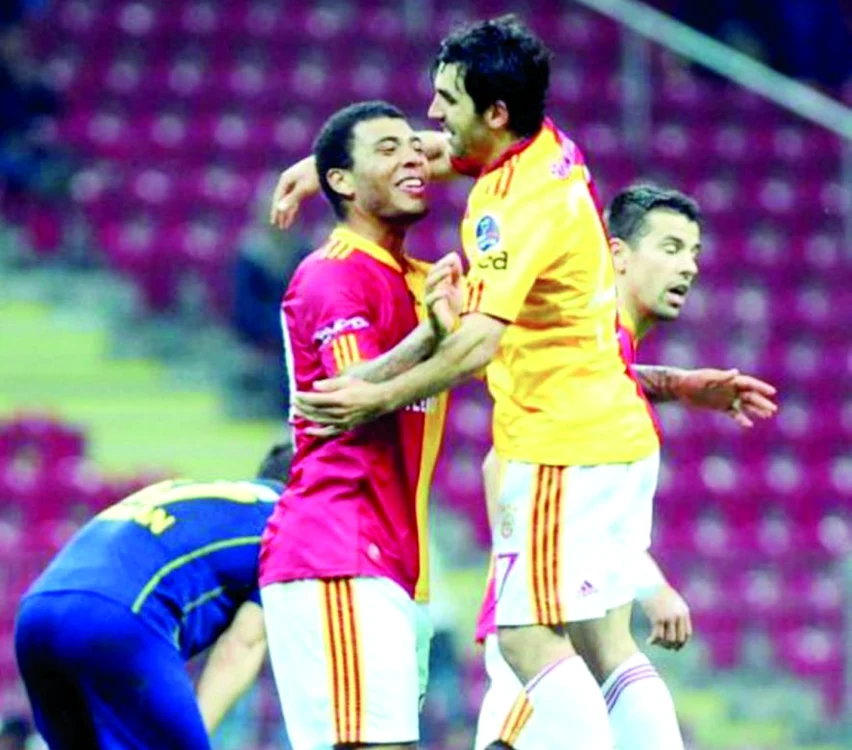 Culio, îmbrăţişat de  Kazim Kazim după  golul cu Bucaspor