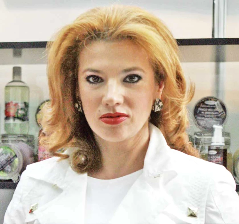 Mihaela Borcea a angajat străini pe bani puţini ca să-i facă curăţenie, mâncare şi să aibă grijă de grădină