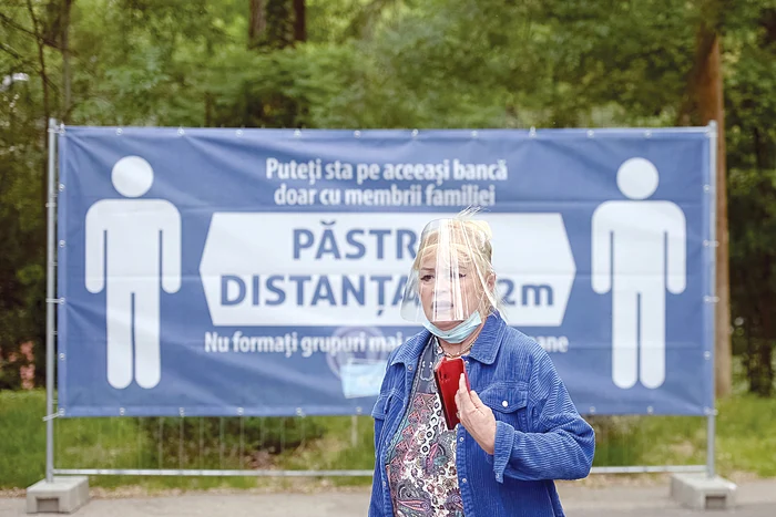 Regulile de distanţare şi masca sunt vitale