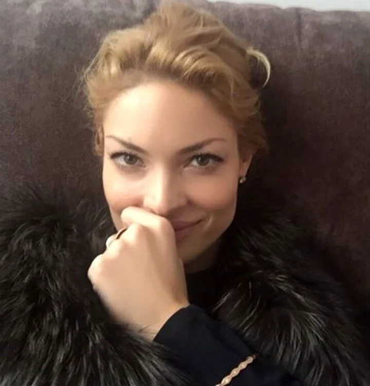 Valentina Pelinel a accesoprizat ţinuta cu un plic din piele de struţ Foto: arhiva personală