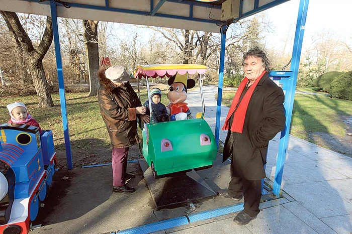Mircea Stoican şi-a scos la joacă nepoţelul de un an şi nouă luni