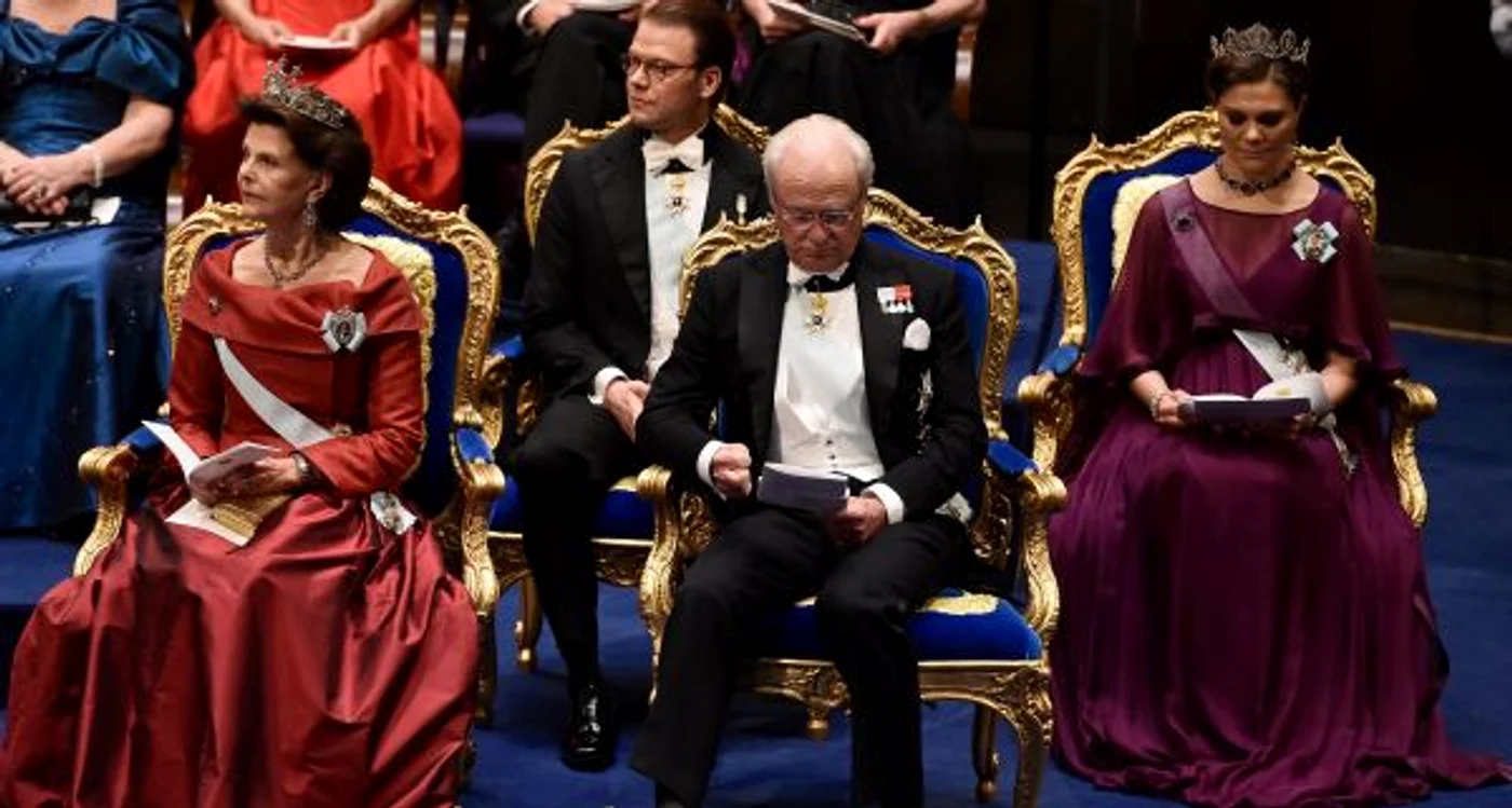 
    Regina Suediei a fost foarte elegantă la banchetul organizat pentru laureații NobelFoto: Getty  