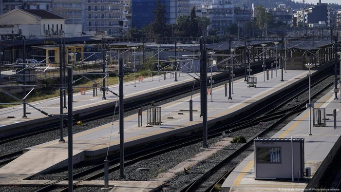Gară pustie în Atena în timpul unei greve din 2023