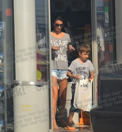 Gianina Ilieş, o mămică sexy în pantaloni scurţi