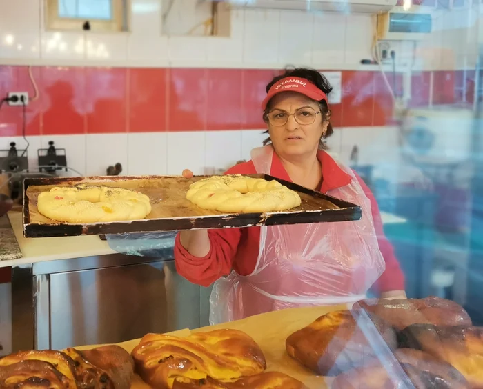 Colacii pentru dat la grindă se pregătesc astăzi în brutării FOTO: Alina Mitran