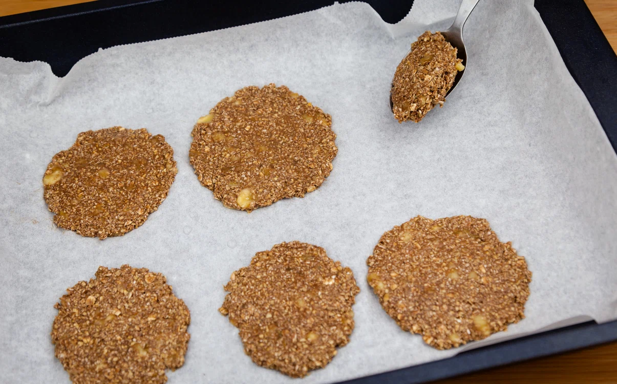 Biscuții se pun în tavă, pe hârtie de copt. Foto: Shutterstock