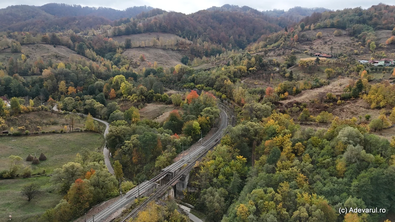 Viaductul de pe care a deraiat marfarul. 