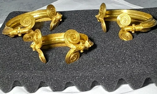 Trei brățări din aur, furate din România, aduse înapoi în țară (foto: Parchetul de pe lângă Înalta Curte de Casație și Justiție)