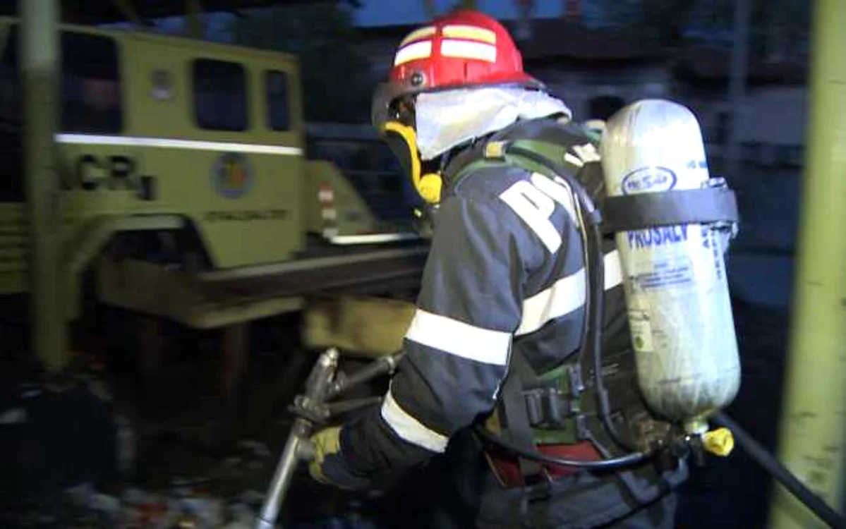 Incendiul a afectat deja 15 hectare de vegetaţie