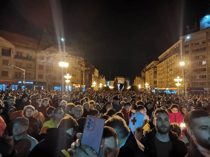 Mii de timișoreni au participat la Catedrala Mitropolitană la slujba de Înviere și pentru a lua Lumina Sfântă FOTO  