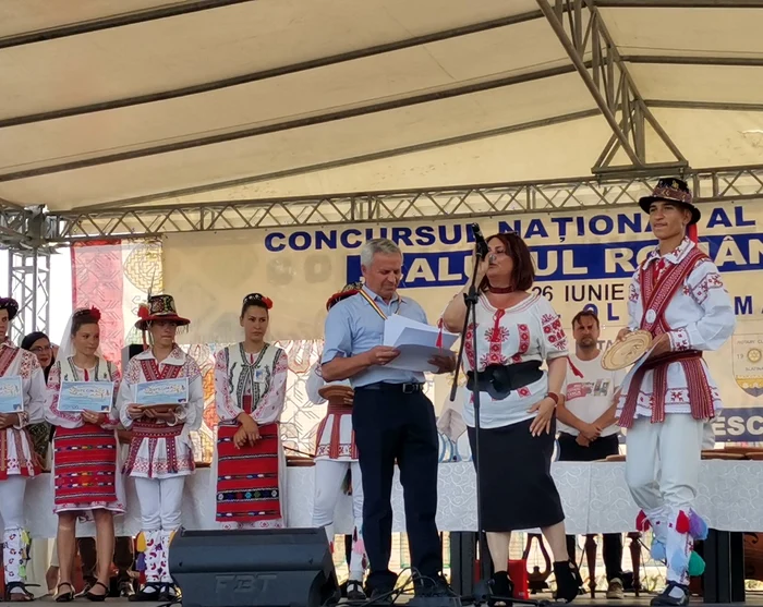 Gabi, alături de profesoara lui, pe scena Concursului „Călușul Românesc” Slatina FOTO: Alina Mitran