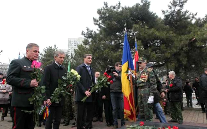 Oficialii moldoveni au depus flori la complexul memorial din sectorul Râşcani FOTO: gov.md