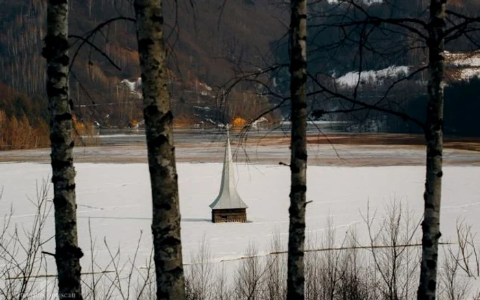 Turla bisericii din barajul cu steril. Foto: Romulus Oprişcan