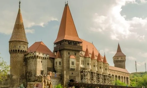 Castelul Corvinilor a fost revendicat de un tânăr care se pretinde moştenitorul lui Iancu de Hunedoara jpeg