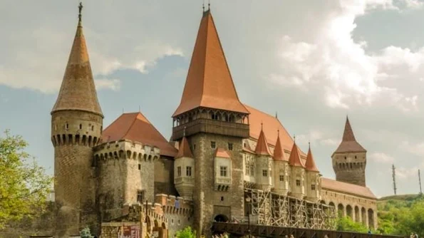 Castelul Corvinilor a fost revendicat de un tânăr care se pretinde moştenitorul lui Iancu de Hunedoara jpeg