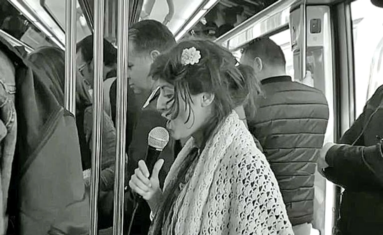 Pro TV a difuzat un filmuleţ emoţionant  cu românca în timp ce cânta la metroul din Paris