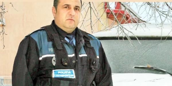 Agentul-şef principal Viorel Spînu a pornit operaţiunea de salvare cu  bătrânul ARO din dotare 