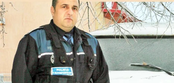 Agentul-şef principal Viorel Spînu a pornit operaţiunea de salvare cu  bătrânul ARO din dotare 